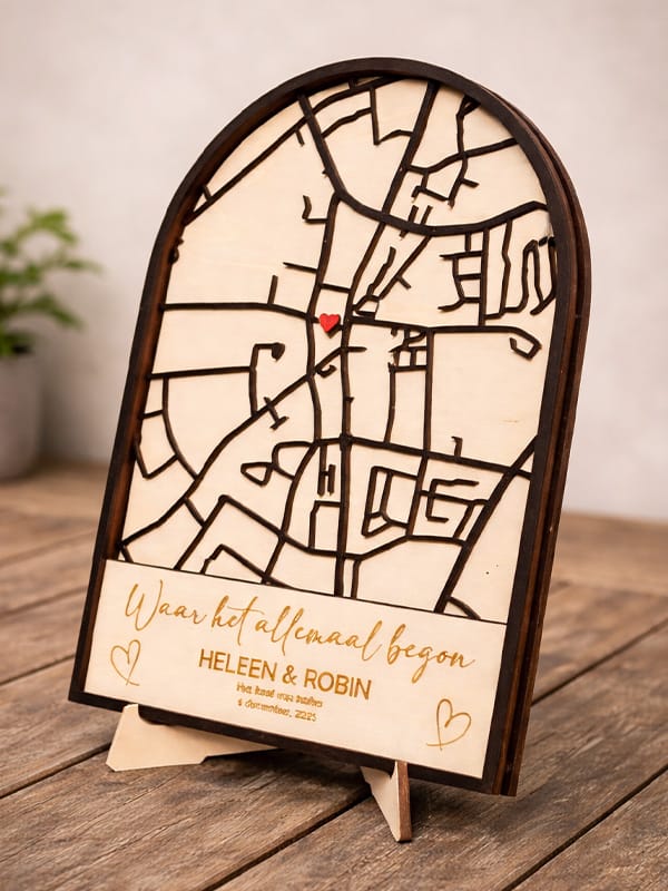 Houten kaartplaat met gegraveerde plattegrond en hartje, gepersonaliseerd met namen en datum.